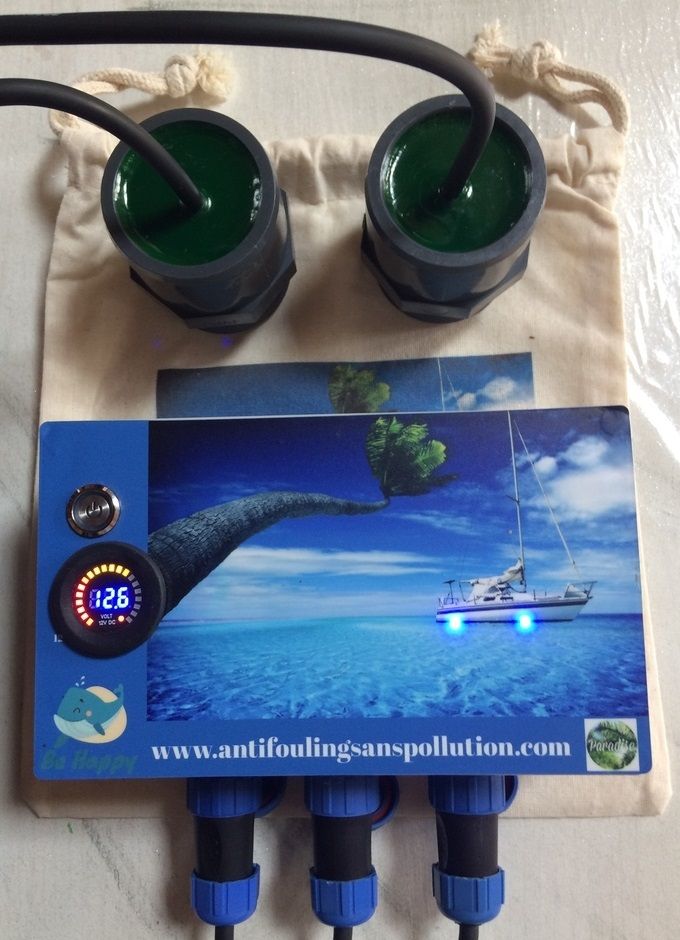 PARADISE 2 : LA PROTECTION COMPLETE
2 SONDES POUR ASSURER LA PROTECTION DE LA COQUE DU BATEAU & SYSTEME DE PROPULSION : 1 sonde fixée sur point d'encrage ou levage moteur : Protection du circuit de refroidissement contre les salissures + Z-Drive, sortie d'arbre(s) +  hélice(s)  
- 1 sonde pour l'ensemble de la coque immergée
Pour un bateau < 18 m 3 sondes pour 180 Watts d'ultrasons avec un ensemble PARADISE 1 + 2 garantissent une efficacité optimale.